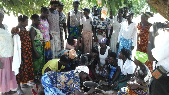 Pawoda Umvoru women's group: demonstrating pot-making